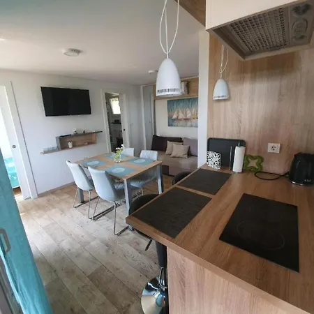 Σπίτι διακοπών House Beta, A Romantic Hideaway In An Olive Grove By The Sea, Swimming Pool, Jacuzzi & Playground, Pomer Πούλα