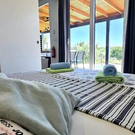 House Beta, A Romantic Hideaway In An Olive Grove By The Sea, Swimming Pool, Jacuzzi & Playground, Pomer *