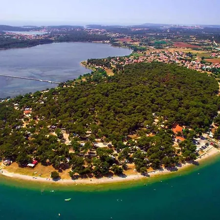 House Beta, A Romantic Hideaway In An Olive Grove By The Sea, Swimming Pool, Jacuzzi & Playground, Pomer