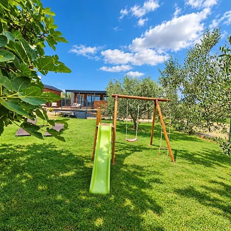 House Beta, A Romantic Hideaway In An Olive Grove By The Sea, Swimming Pool, Jacuzzi & Playground, Pomer Holiday home *