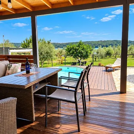 House Beta, A Romantic Hideaway In An Olive Grove By The Sea, Swimming Pool, Jacuzzi & Playground, Pomer Pula