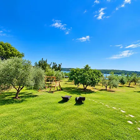 House Beta, A Romantic Hideaway In An Olive Grove By The Sea, Swimming Pool, Jacuzzi & Playground, Pomer Holiday home