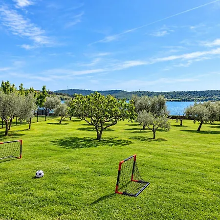 House Beta, A Romantic Hideaway In An Olive Grove By The Sea, Swimming Pool, Jacuzzi & Playground, Pomer Holiday home *