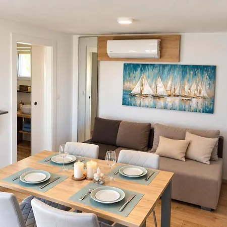 House Beta, A Romantic Hideaway In An Olive Grove By The Sea, Swimming Pool, Jacuzzi & Playground, Pomer Holiday home