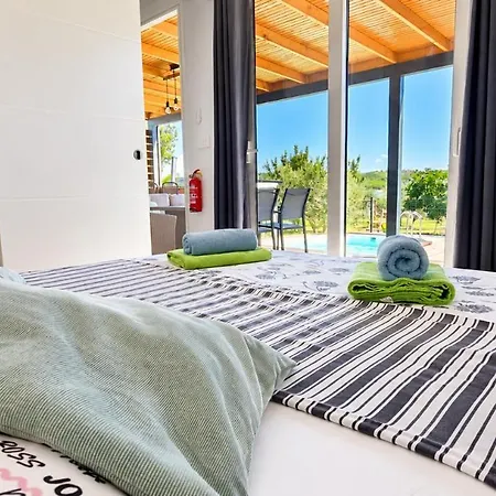 House Beta, A Romantic Hideaway In An Olive Grove By The Sea, Swimming Pool, Jacuzzi & Playground, Pomer *
