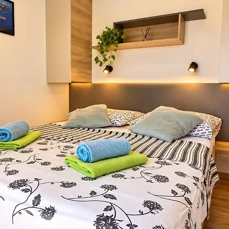 House Beta, A Romantic Hideaway In An Olive Grove By The Sea, Swimming Pool, Jacuzzi & Playground, Pomer