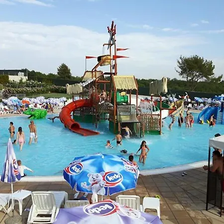 House Beta, A Romantic Hideaway In An Olive Grove By The Sea, Swimming Pool, Jacuzzi & Playground, Pomer Holiday home *